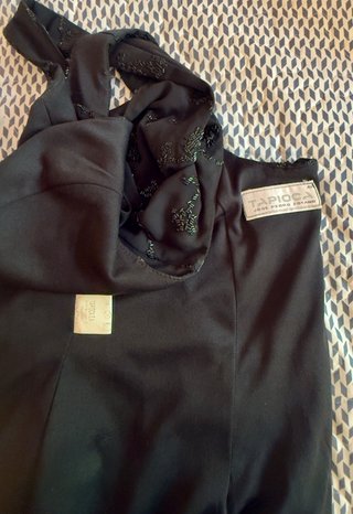 Vestido de fiesta sin mangas con sobre cuerpo
