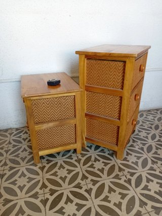 Mesitas de noche de madera y ratán