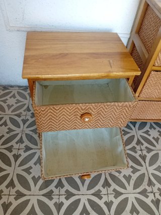 Mesitas de noche de madera y ratán