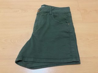Pantalón corto verde militar