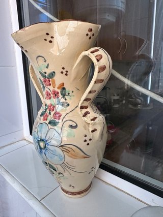 Vaso di ceramica con fiori dipinti
