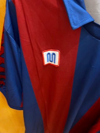 Camiseta de fútbol Mila azul y roja