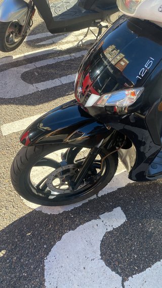 Peugeot Tweet 125 Scooter Negra y Blanca
