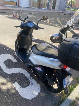 Peugeot Tweet 125 Scooter Negra y Blanca