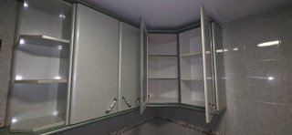 Cocina de melamina beige y verde oliva