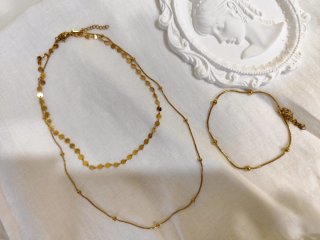 Conjunto de joyería dorado