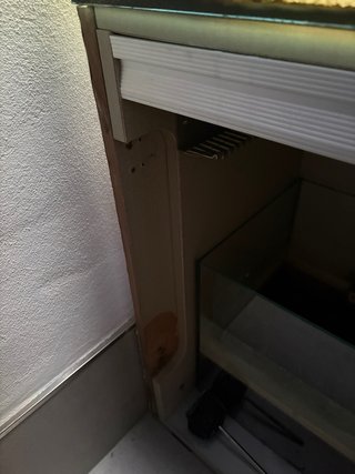 Acuario con mueble blanco