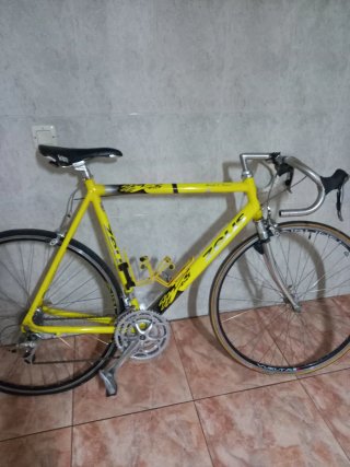 Bicicleta de carreras amarilla