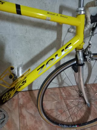 Bicicleta de carreras amarilla