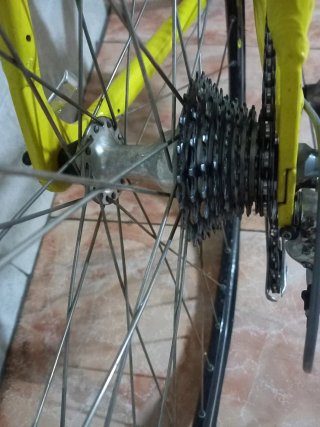 Bicicleta de carreras amarilla