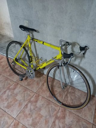 Bicicleta de carreras amarilla