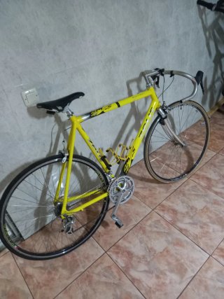 Bicicleta de carreras amarilla