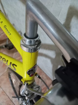 Bicicleta de carreras amarilla