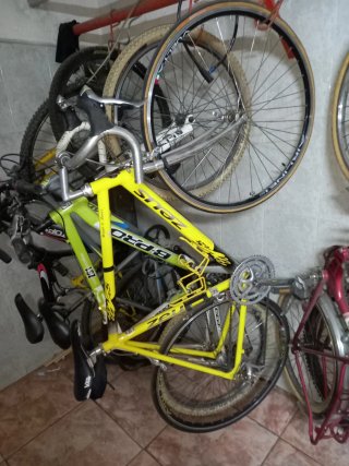 Bicicleta de carreras amarilla
