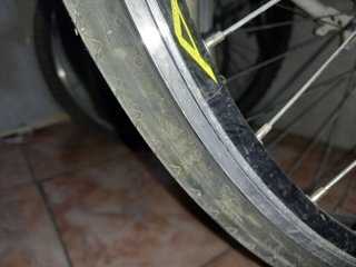 Bicicleta de carreras amarilla