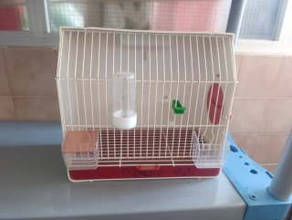 Jaula para pájaros blanca y roja