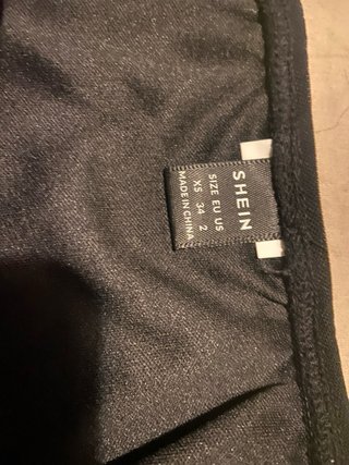 Falda negra con fruncido y volantes