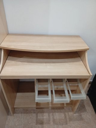 Escritorio de madera color beige