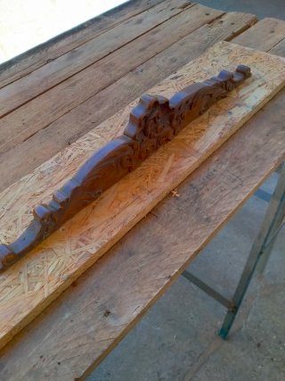 Copete de madera tallada
