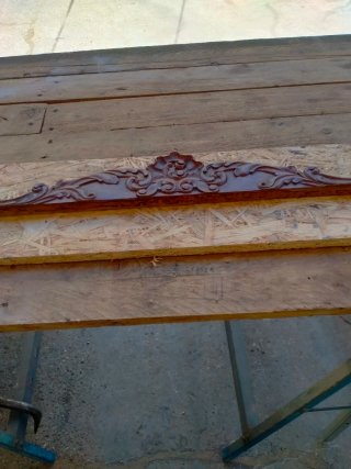 Copete de madera tallada