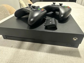 Xbox One X Negra + 1 mando Incluye cableado