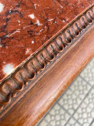 Mesa auxiliar de madera tallada