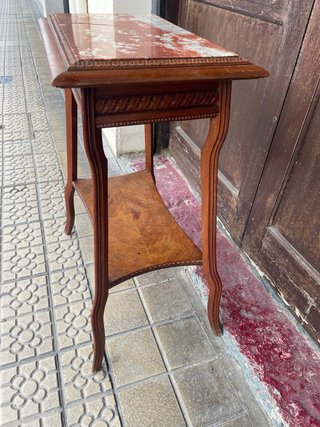 Mesa auxiliar de madera tallada