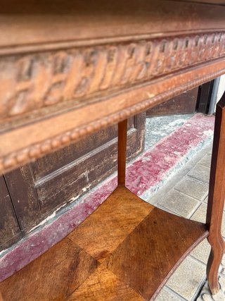 Mesa auxiliar de madera tallada
