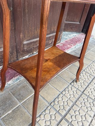 Mesa auxiliar de madera tallada