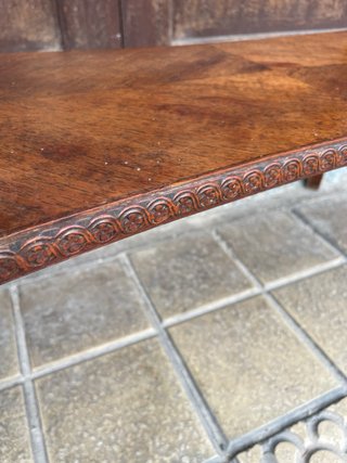 Mesa auxiliar de madera tallada