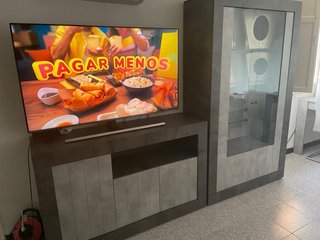 Mueble gris y cristalera como nuevo