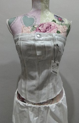 Top corsé denim metalizado. Zara.