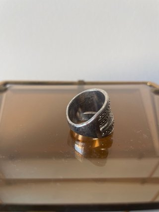 Anillo de bisutería en color platead con cristales