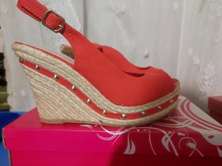 Sandalias cuña rojas tachuelas esparto