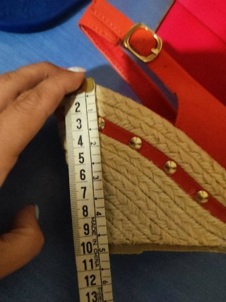 Sandalias cuña rojas tachuelas esparto