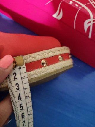 Sandalias cuña rojas tachuelas esparto