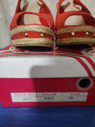 Sandalias cuña rojas tachuelas esparto