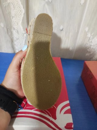 Sandalias cuña rojas tachuelas esparto
