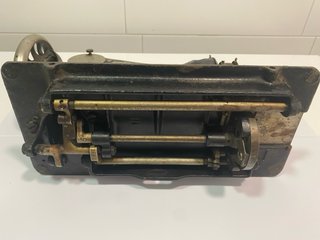 Máquina de coser Singer antigua