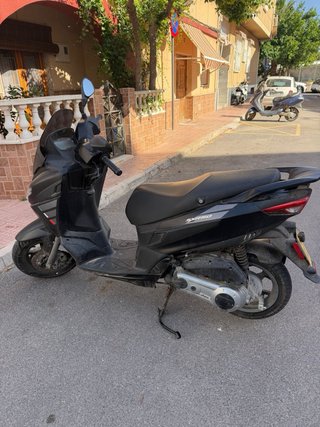 Aprilia SXR50 Maxi-Scooter Negra 4T
