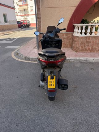 Aprilia SXR50 Maxi-Scooter Negra 4T