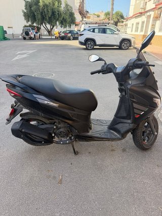 Aprilia SXR50 Maxi-Scooter Negra 4T