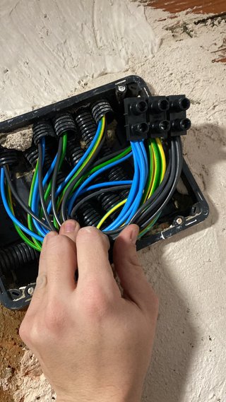 ELECTRICISTA TITULADO