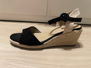 Sandalias cuña negras y beige