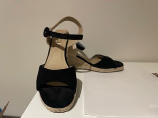Sandalias cuña negras y beige
