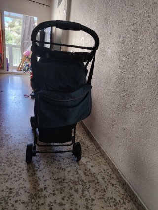 Carrito de bebé verde