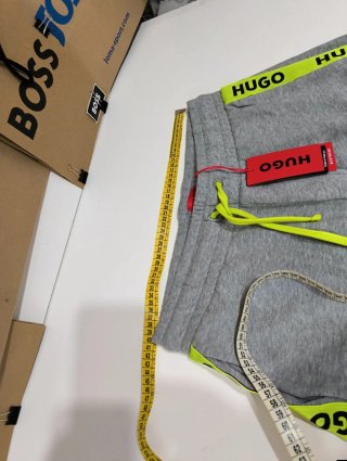 Hugo Boss Shorts Grises con Logo Verde Neón