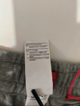 Hugo Boss Shorts Grises con Logo Verde Neón