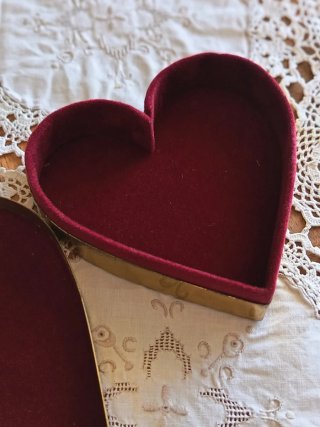 Scatola a forma di cuore vintage in ottone