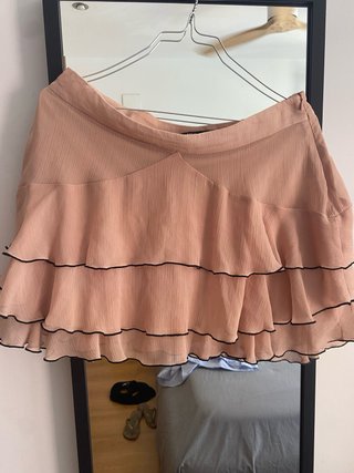 Minifalda rosa con volantes/detalles en negro fino